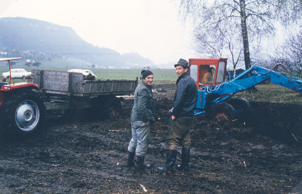Arbeiten mit Traktor und Bagger im Riet