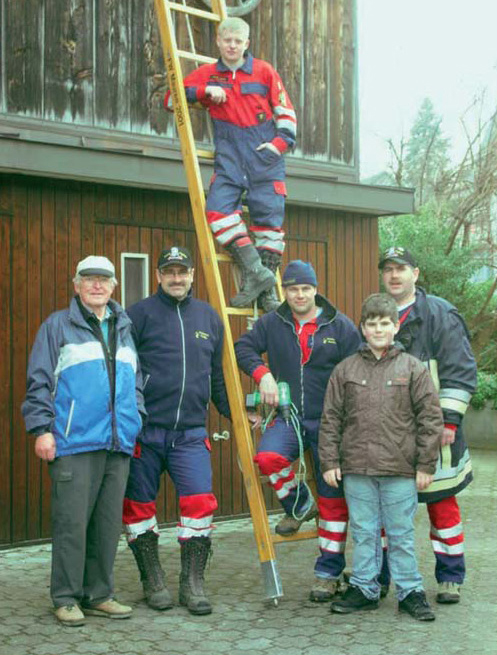 OVM und Feuerwehr bei einer Schwalbennester-Aktion